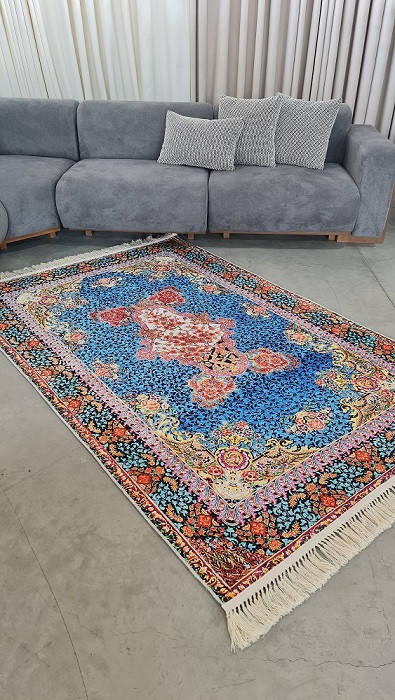 فرشینه طرح فرش ابریشمی کد A049 مخمل تُرک زیره استُپ دار، نرم و لطیف