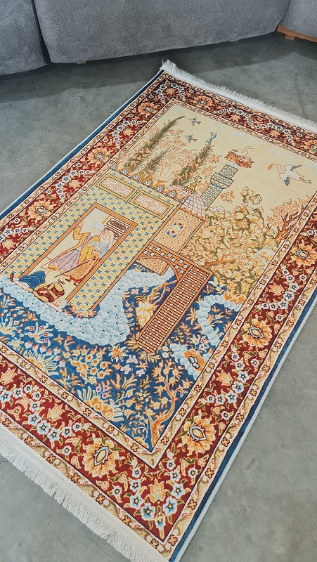 فرشینه طرح فرش ابریشمی کد A026 مخمل تُرک زیره استُپ دار، نرم و لطیف